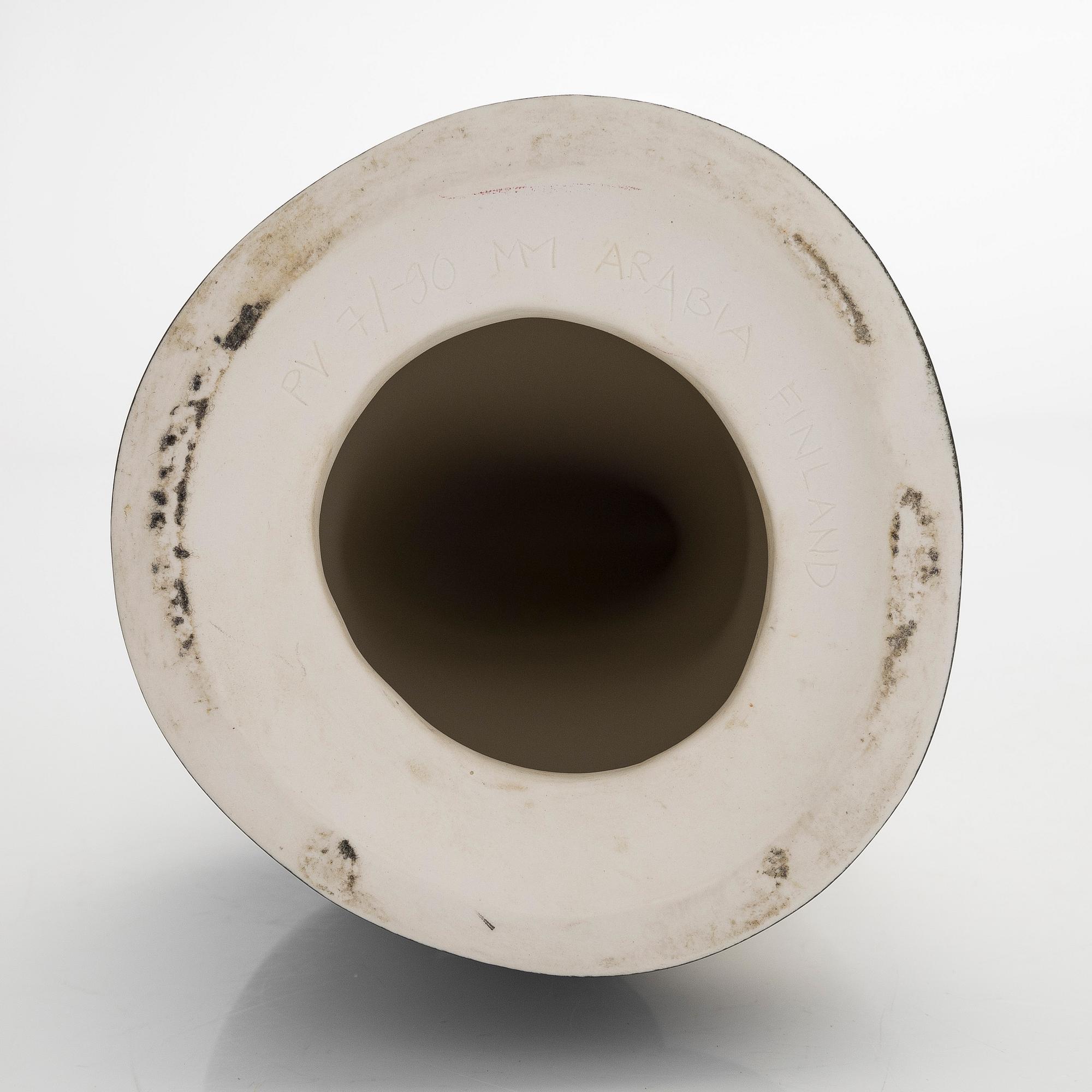 Pauli Vuorisalo, veistos, posliinia, signeerattu PV, 7/-90 Arabia Finland.