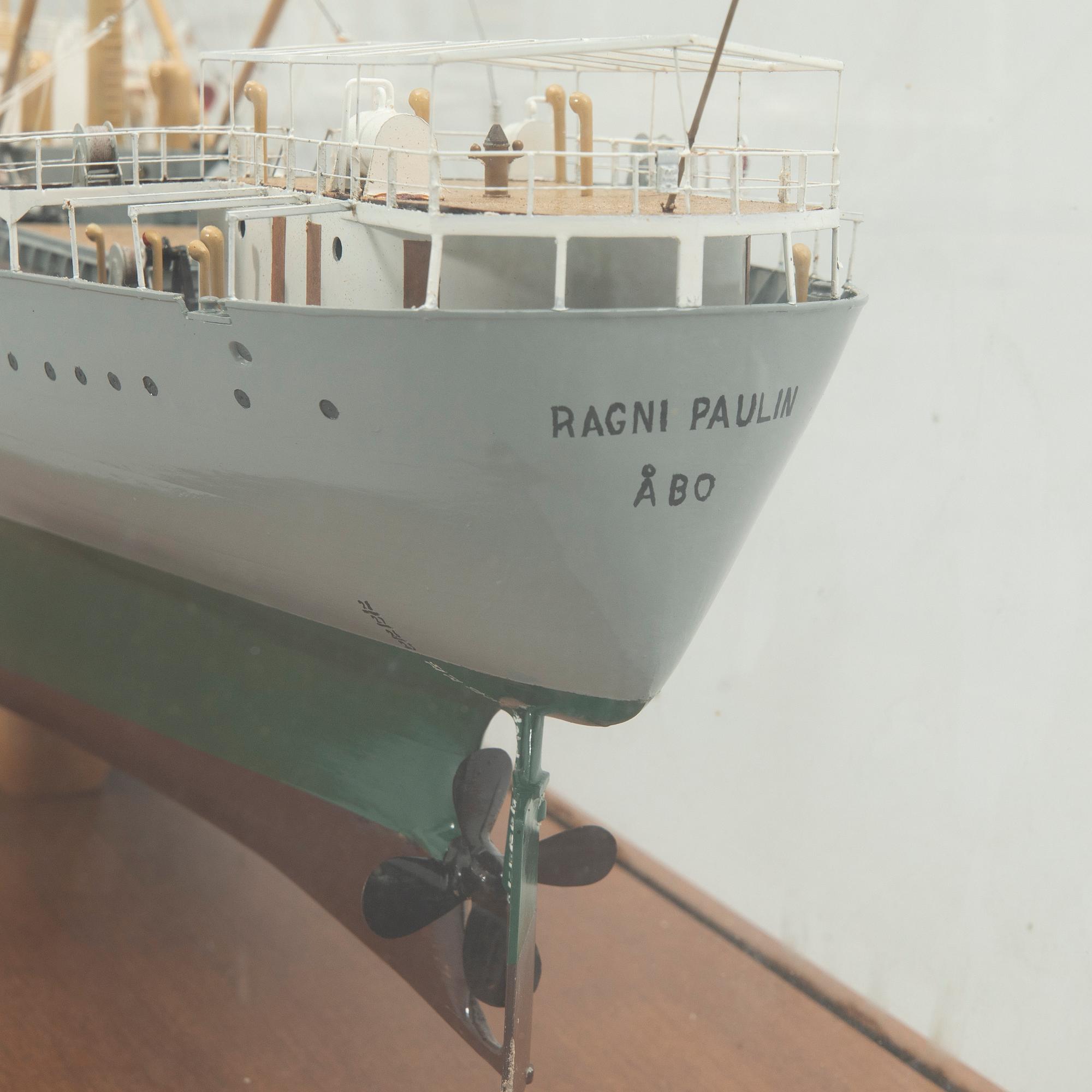 M/S Ragni Paulin, Åbo och senare Nagu, rederimodell i monter.