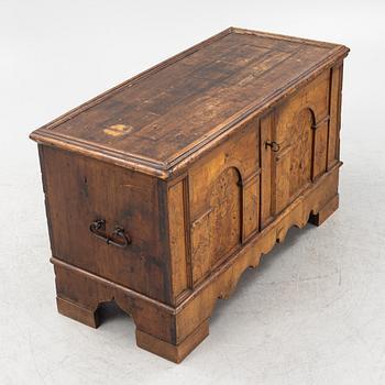 Cassone/sideboard, 1900-tal med äldre delar.