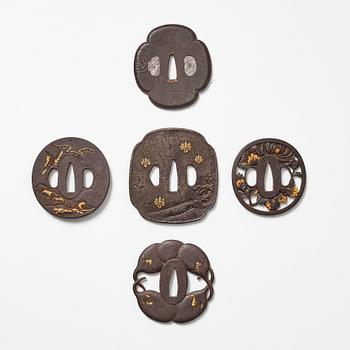 Tsubas, fem stycken, brons. Japan, 1800-tal. Två signerade.