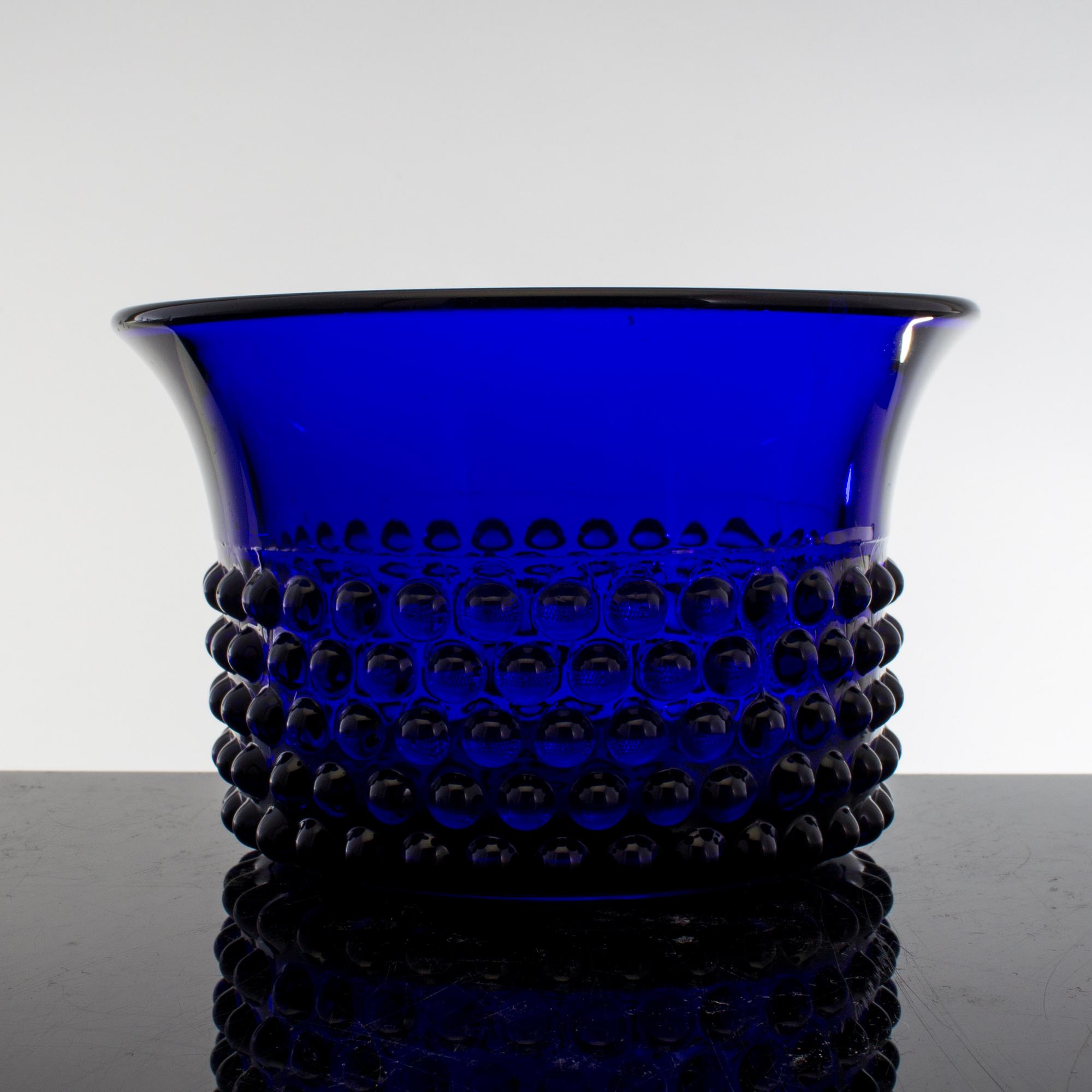 SKÅLAR 3 st och assietter 8 st, glas, "Krokus", Saara Hopea och "Kastehelmi", Oiva Toikka, Nuutajärvi och Iittala.