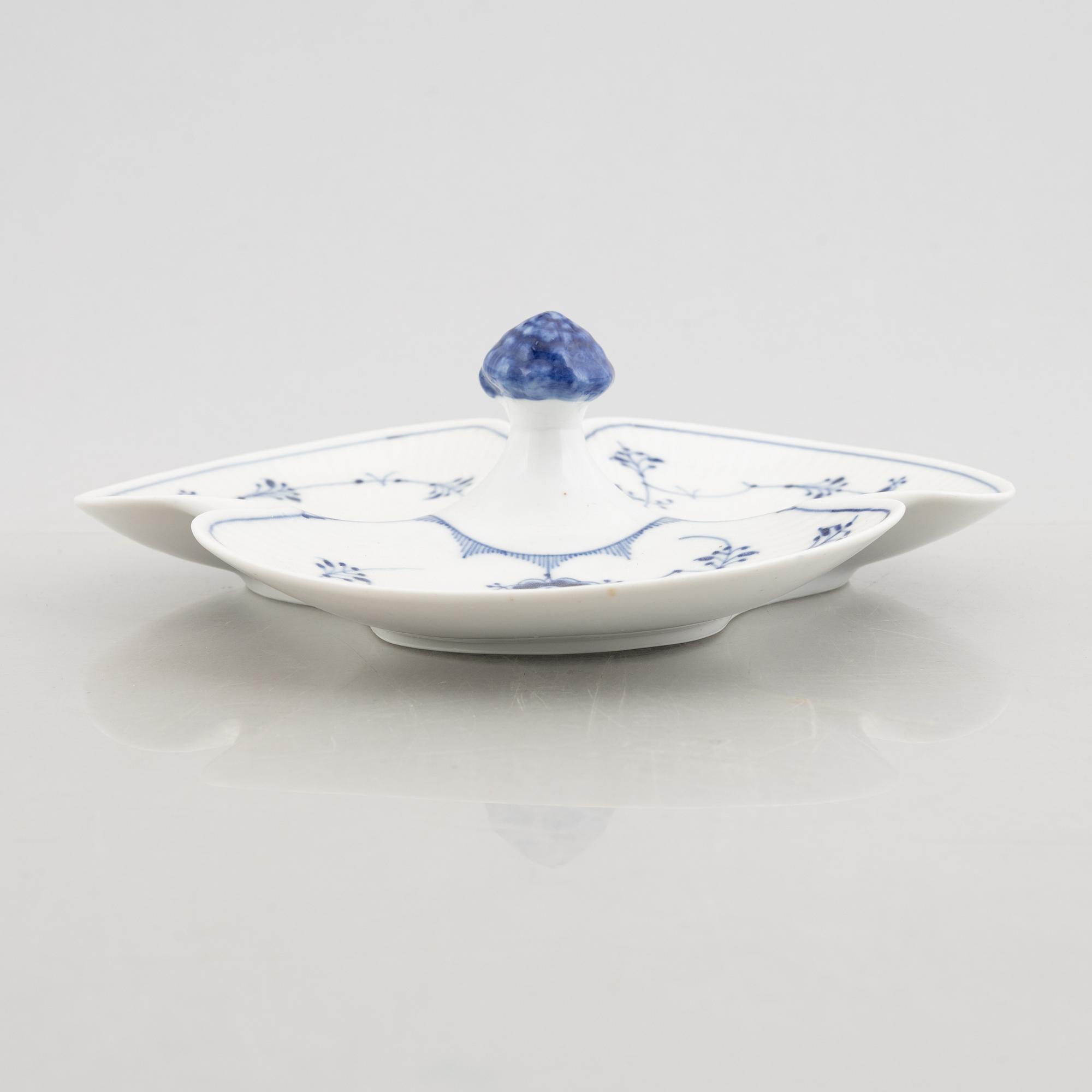 A 'Blue Fluted Plain'/'Musselmalet' porcelain cabaret, Royal Copenhagen, model 461, 1898-1923.