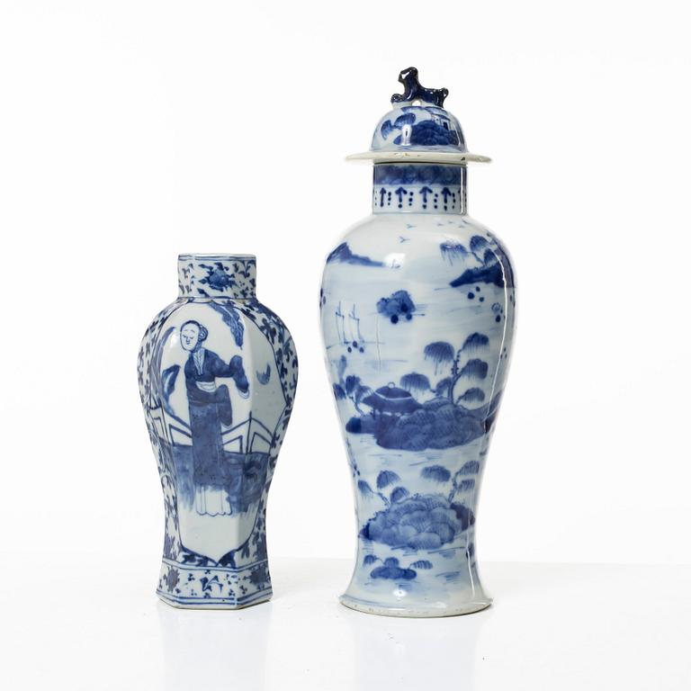 Two Chinese blue and white porcelain vases, Qing dynasty, 19th century.