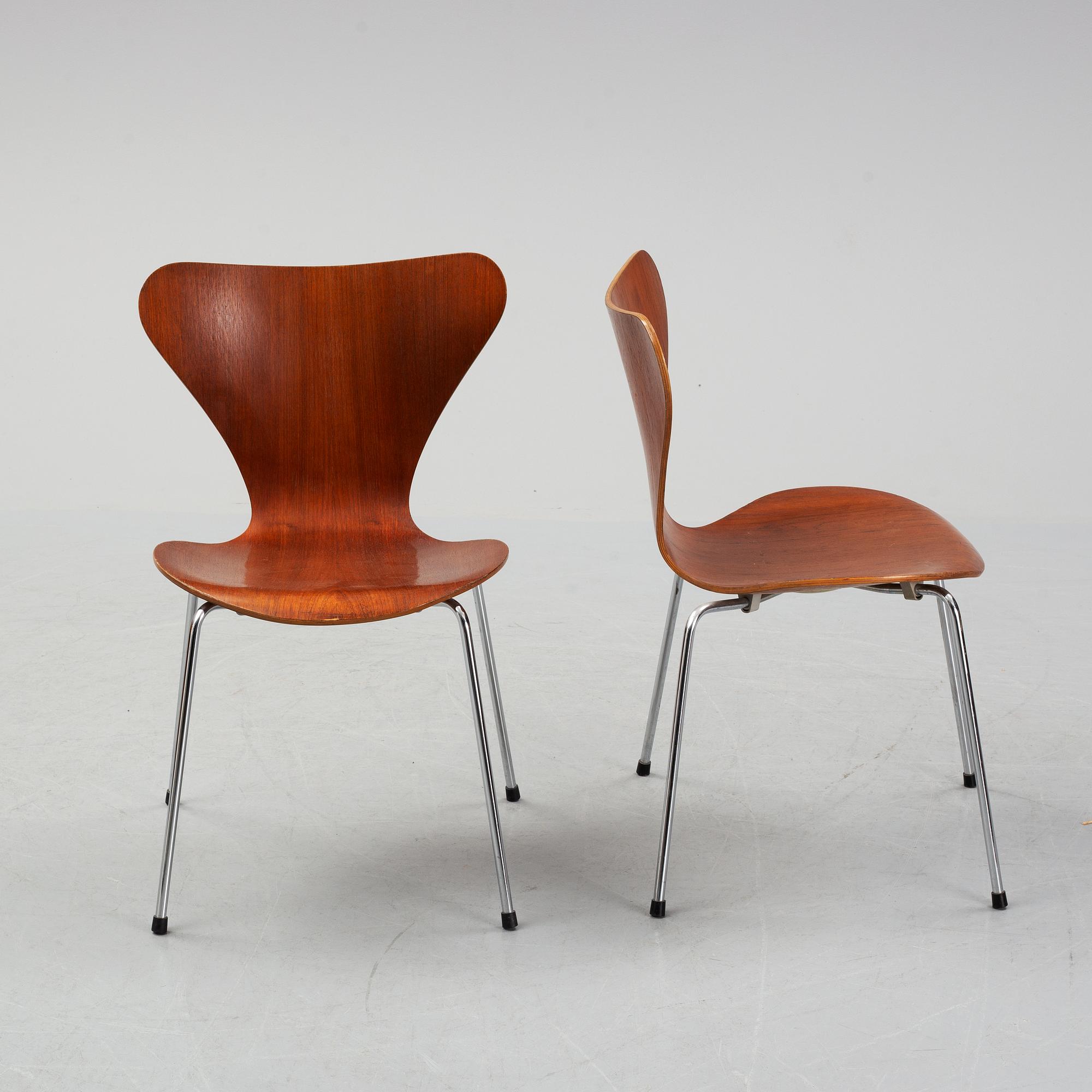 Arne Jacobsen, a pair of teak 'Series 7' chairs, Fritz Hansen, Denmark, 1976-78.