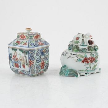 Two Chinese porcelain boxes with cover, 19th/20th century.