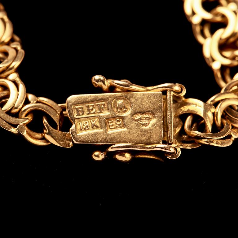 ARMBAND, 18k guld med berlocker, 1931. Vikt 10 g.