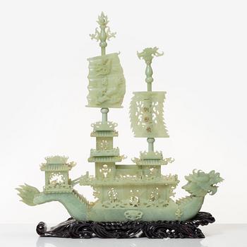 Skulptur, i form av fartyg, grön sten troligen bowenit, Kina, 1900-tal.