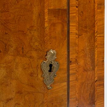 A Swedish late baroqu elm-veneered corner hanging cabinet. first part 18th century.