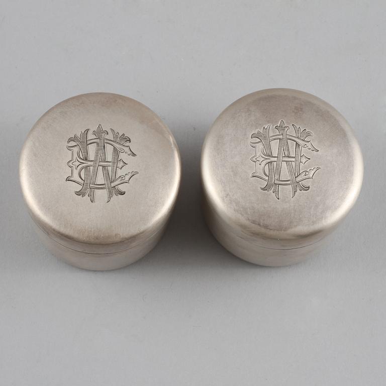 DOSOR, 2 st, silver Möllenborg, sekelskiftet 1800/1900 respektive 1901, vikt 120 g.