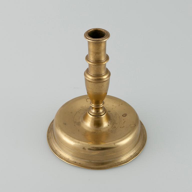 KYNTTILÄNJALKA, messinkiä, luultavasti Espania/Flanderi 1600-luku.