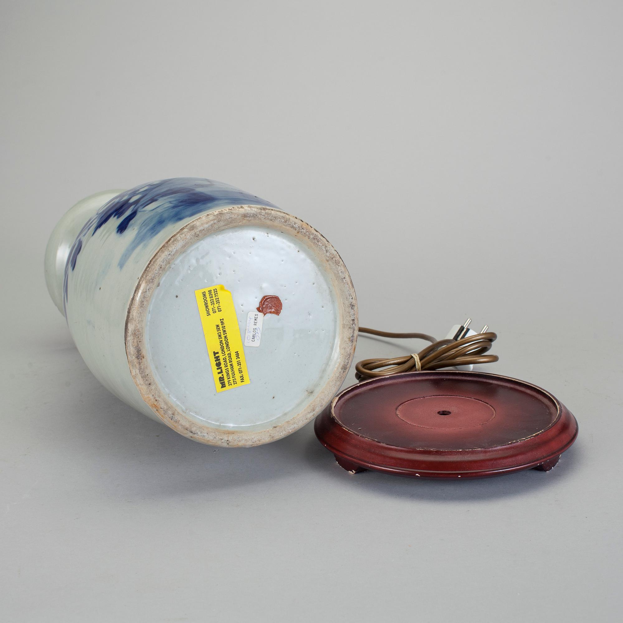 BORDSLAMPA. Porslin, Kina 1800-talets slut.
