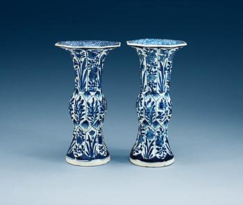 A pair of blue and white vases, Qing dynastin. Kangxi (1662-1722).