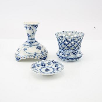 "Musselmalet Full Lace and Half Lace" service by Royal Copenhagen, Denmark, porcelain.