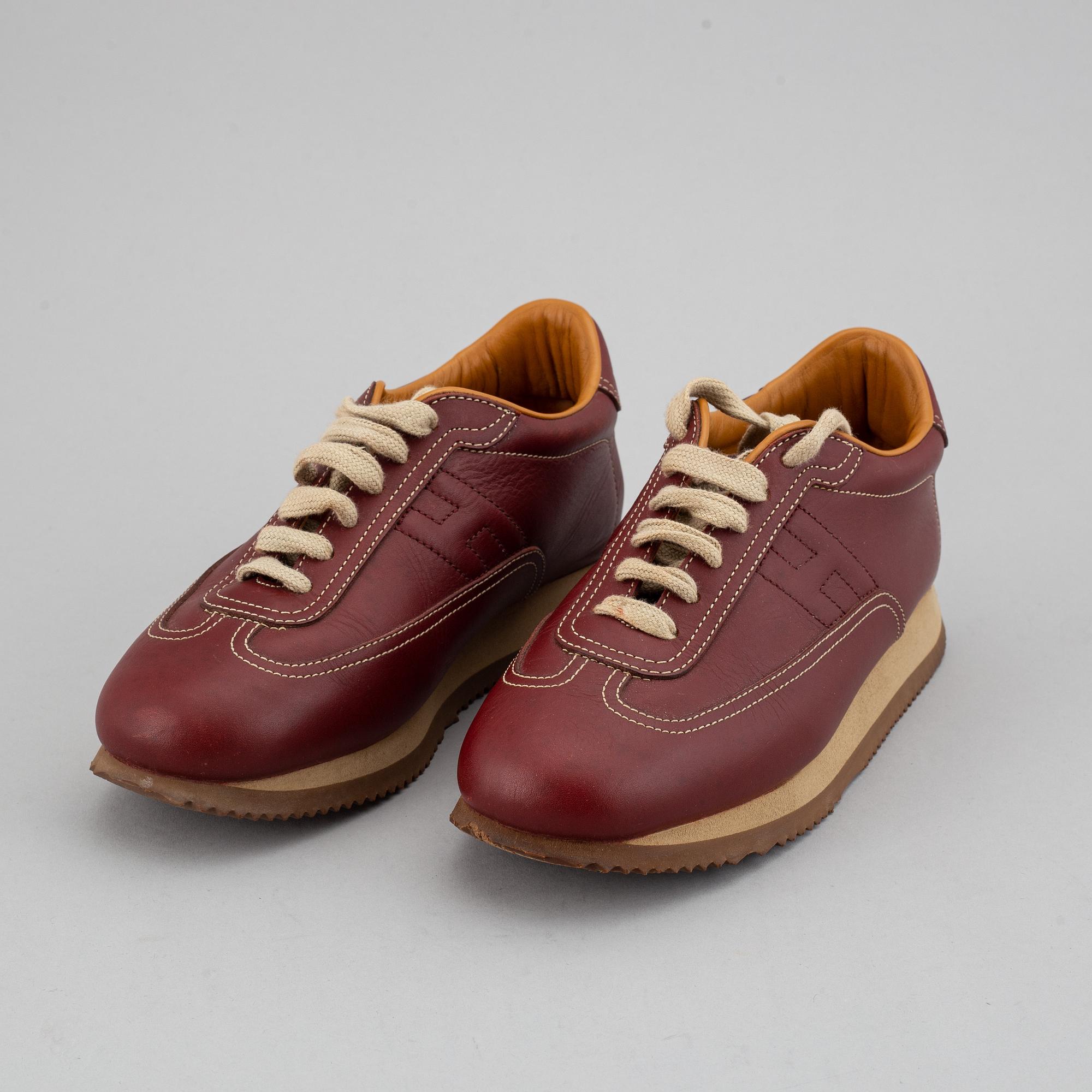 HERMÈS, a pair of leather sneakers size 37.
