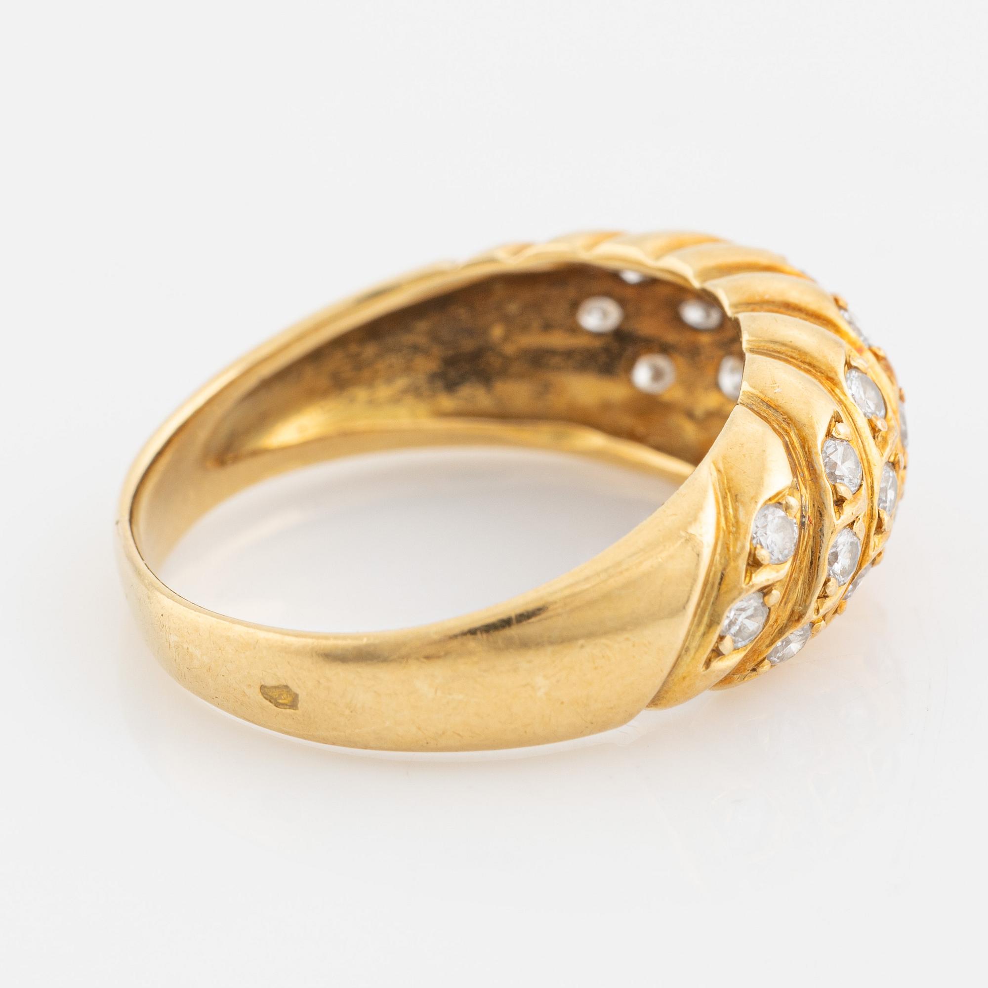 Ring guld med briljantslipade diamanter.