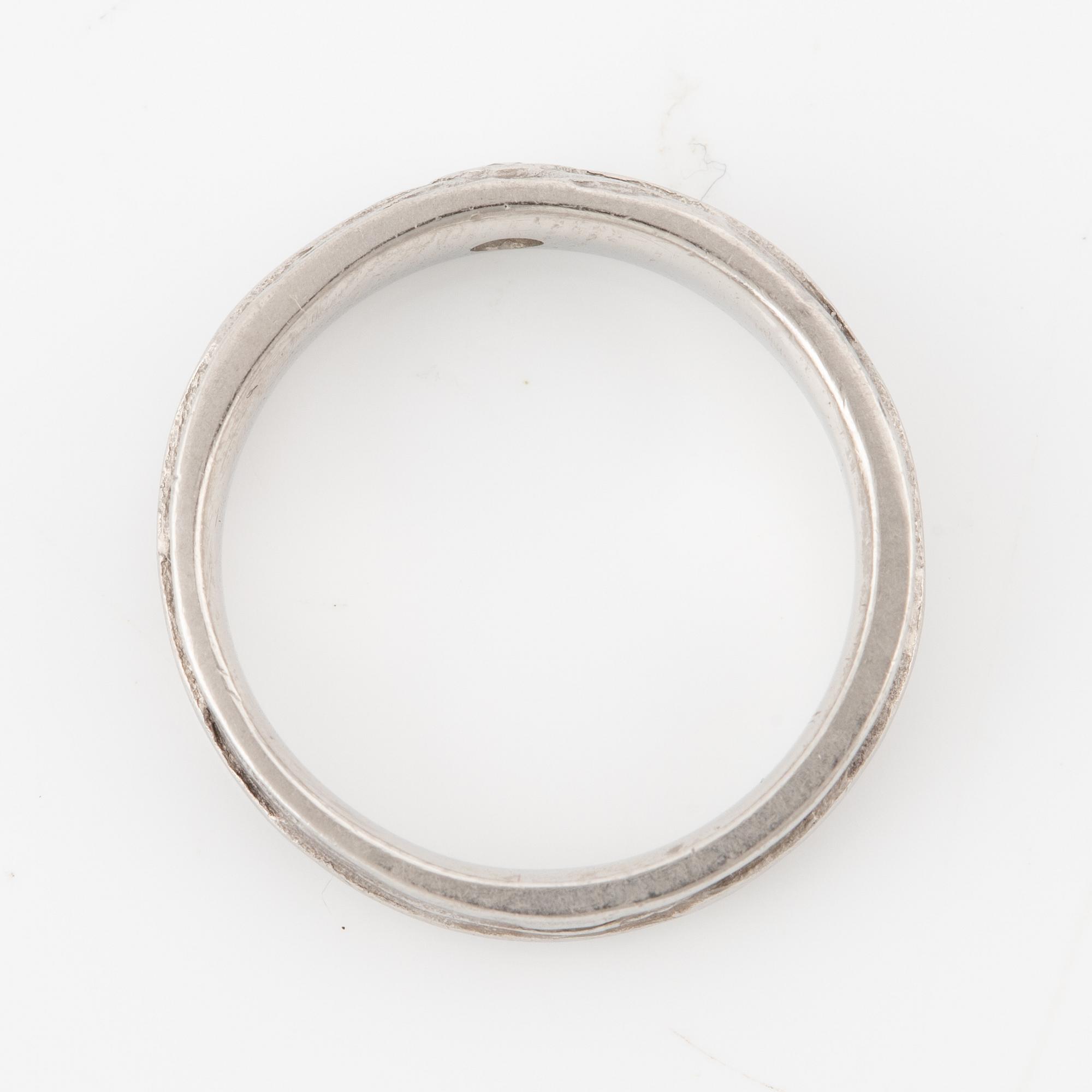 Ring platina med en briljantslipad diamant.