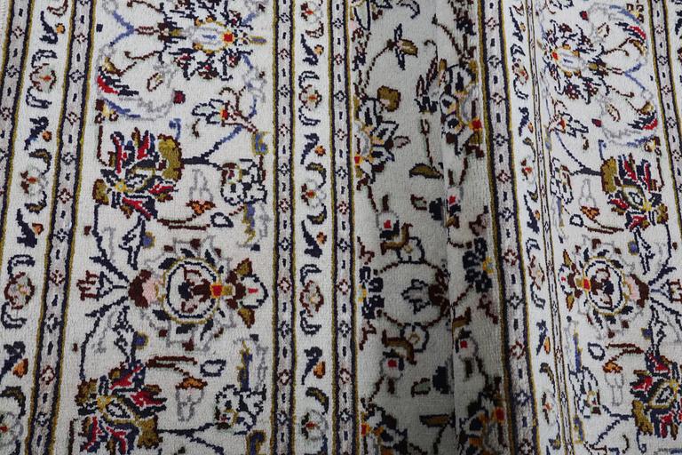 A carpet, Kashan, ca 295 x 194 cm.