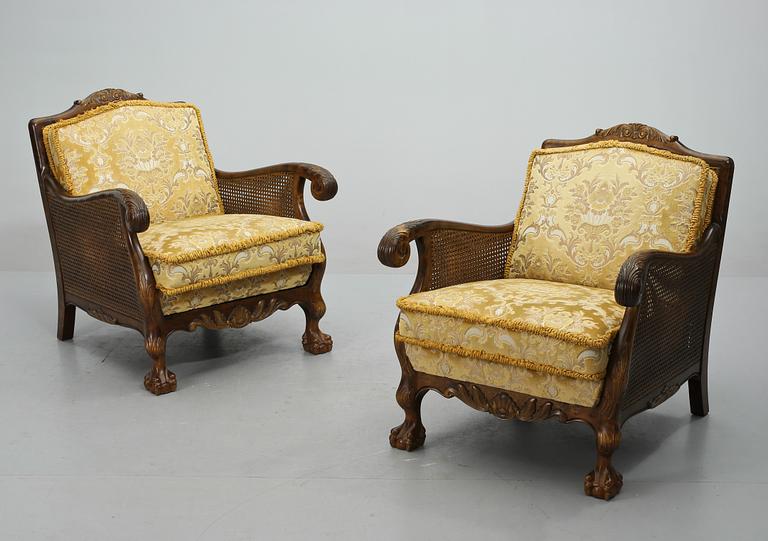 FÅTÖLJER, ett par, Chippendalestil, omkring 1900-talets mitt.