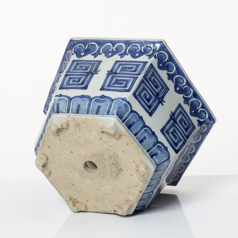 A blue and white flower pot, Qing dynasty, 19th century.