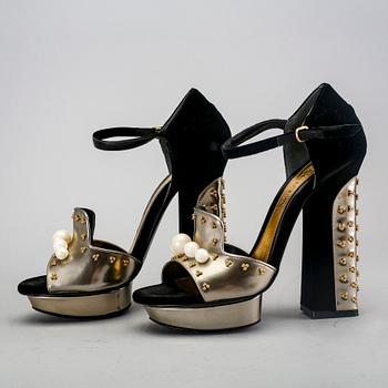 Alexander McQueen, a pair of shoes.