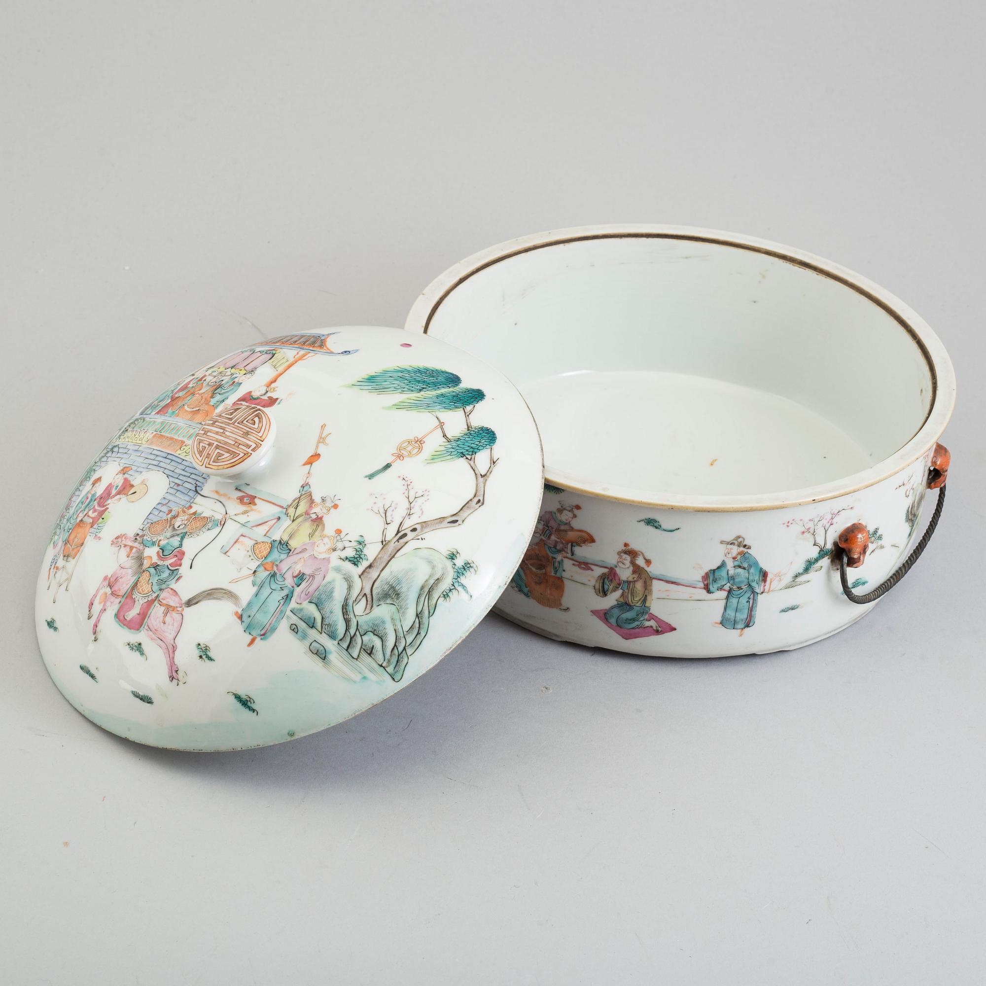 A large famille rose tureen with cover, Qing dynasty, Tongzhi (1862-74).