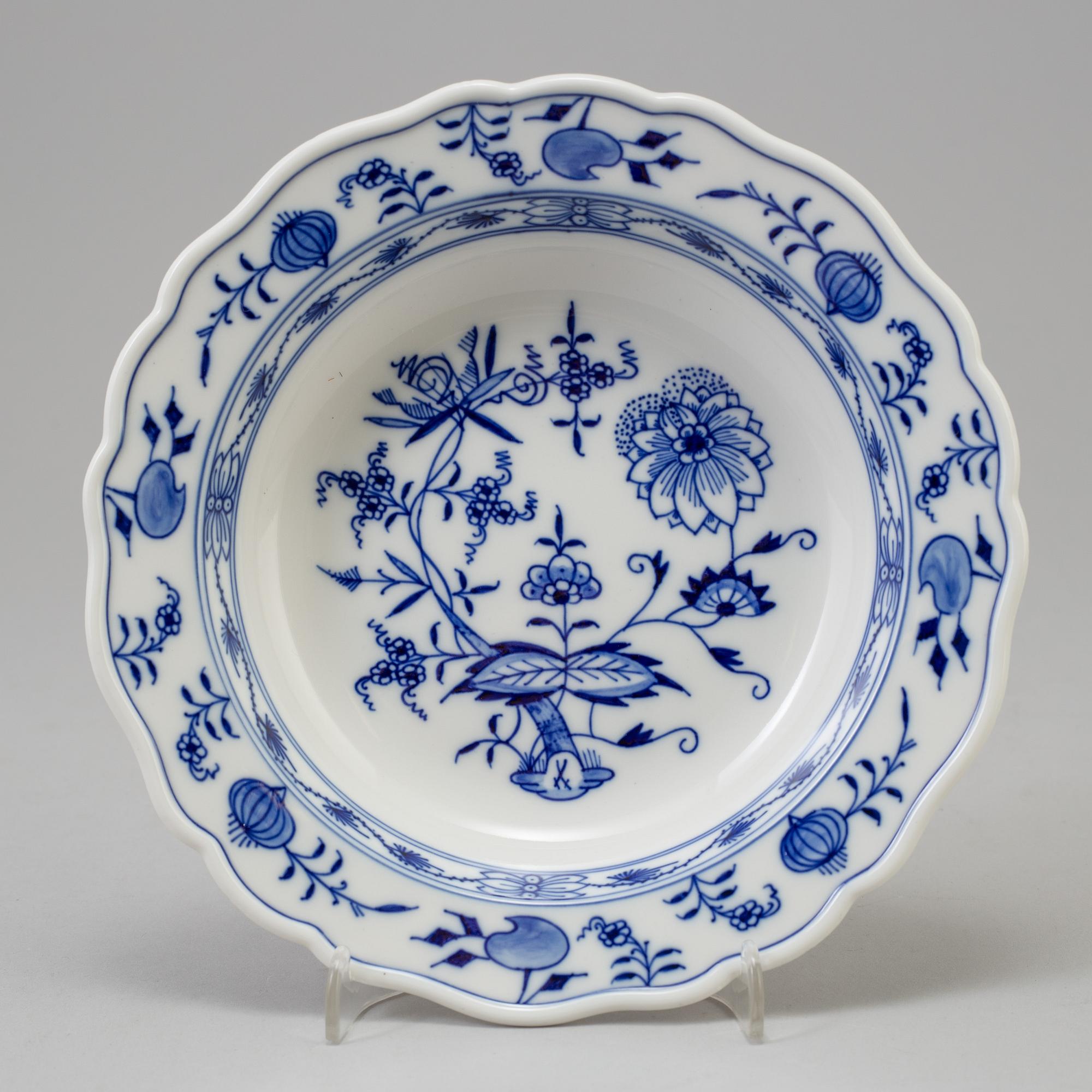 CRÈMEKOPPAR med LOCK och FAT, 12 st, BÄRTALLRIKAR, 12 st, samt DJUP TALLRIK, porslin, Meissen, 1900-tal.