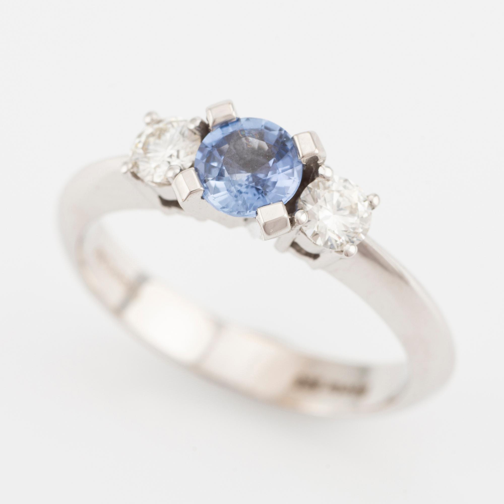 Ring in 14K gold with a faceted sapphire and round brilliant-cut diamonds.