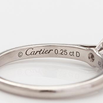 Cartier, sormus, platinaa ja briljanttihiottu timantti n. 0.25 ct. GIA-dossier ja sertifikaatilla.