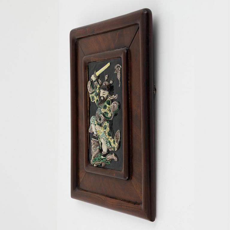 An enamelled procelain placque, late Qing dynasty, circa 1900.