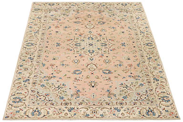 A Kashan crpet, a. 284 x 181 cm.