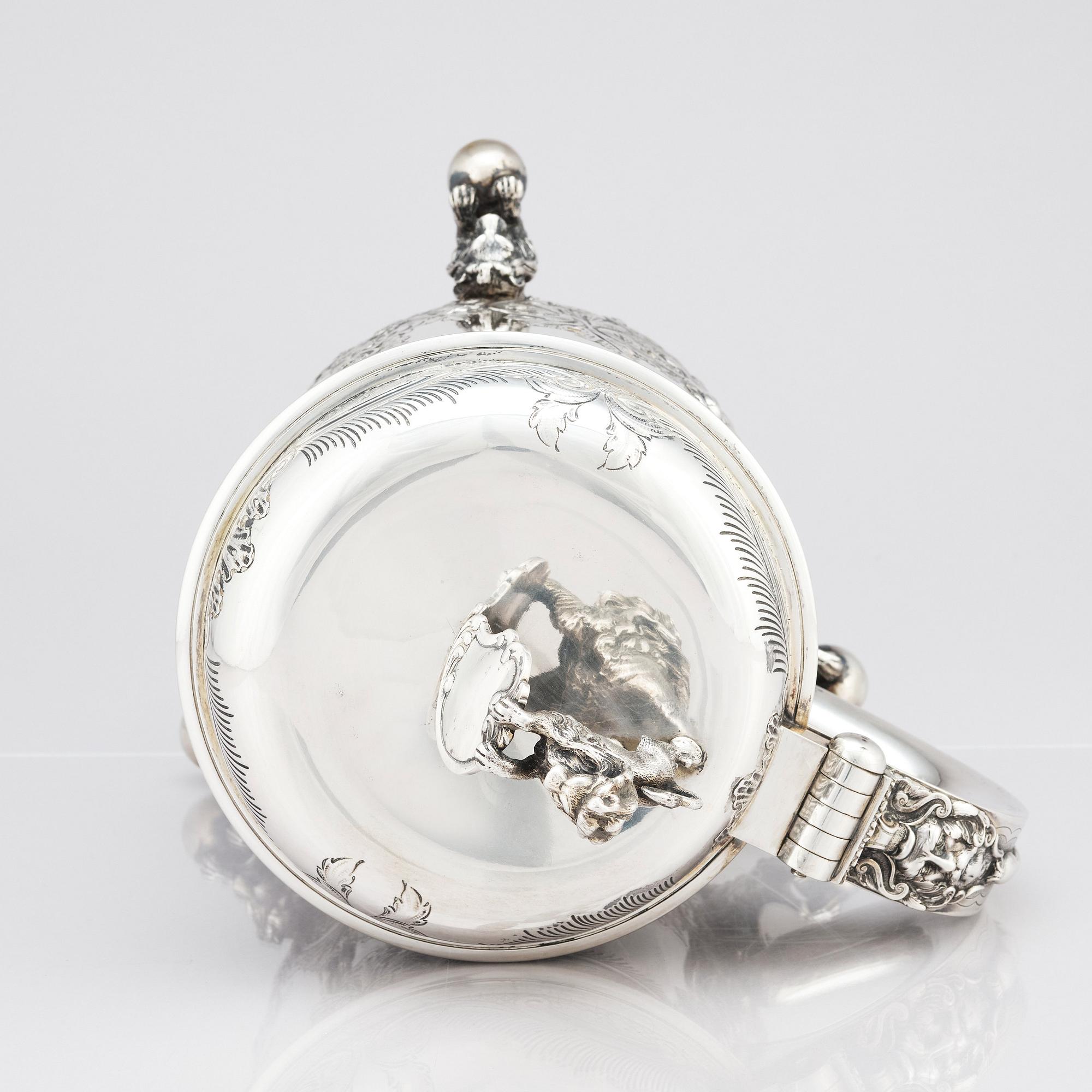 CG Hallberg, dryckeskanna, delvis förgyllt silver, Stockholm 1916. Barockstil.
