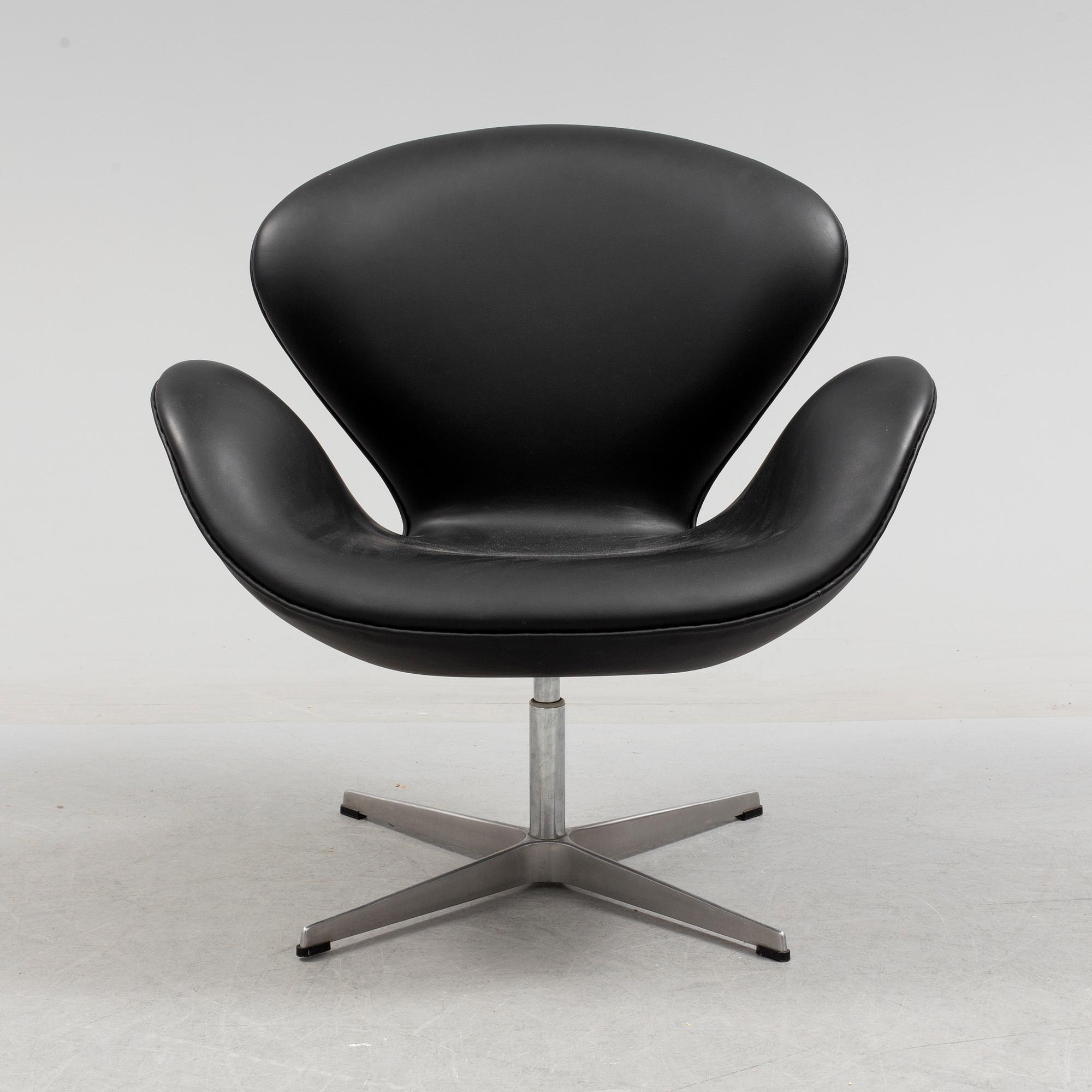 A "Swan" chair by Arne Jacobsen for Fritz Hansen, 2001.