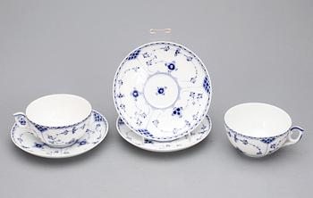 TEKOPPAR MED FAT, 23+1 delar, porslin, "Musselmalet", Royal Copenhagen,