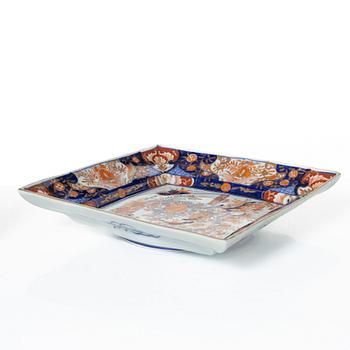 Tallrikar, 12 stycken, samt serveringsfat, imari, porslin, Japan Meiji/tidigt 1900-tal.