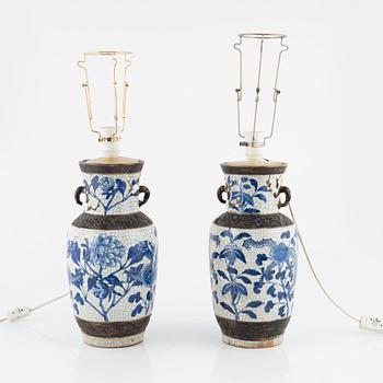 Bordslampor, två stycken, porslin, Kina, 1900-talets första hälft.
