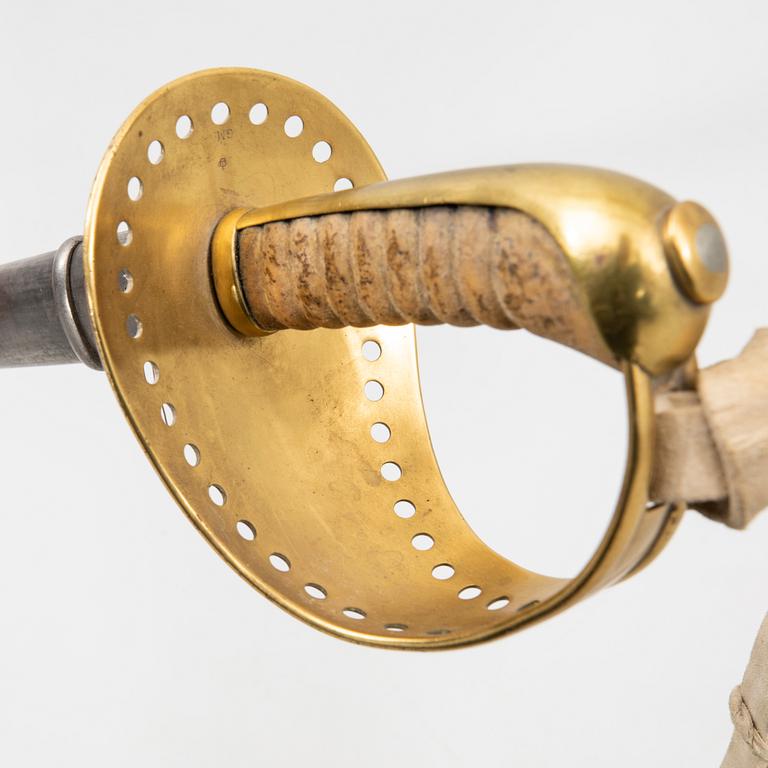 Sablar 2 st, svenska varav 1 m/1893 för kavalleriet, med balja.