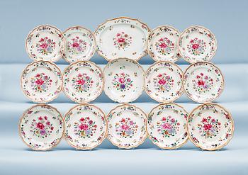1517. A famille rose dinner service, Qing dynastiy, Qianlong (1736-95). (24 pieces).