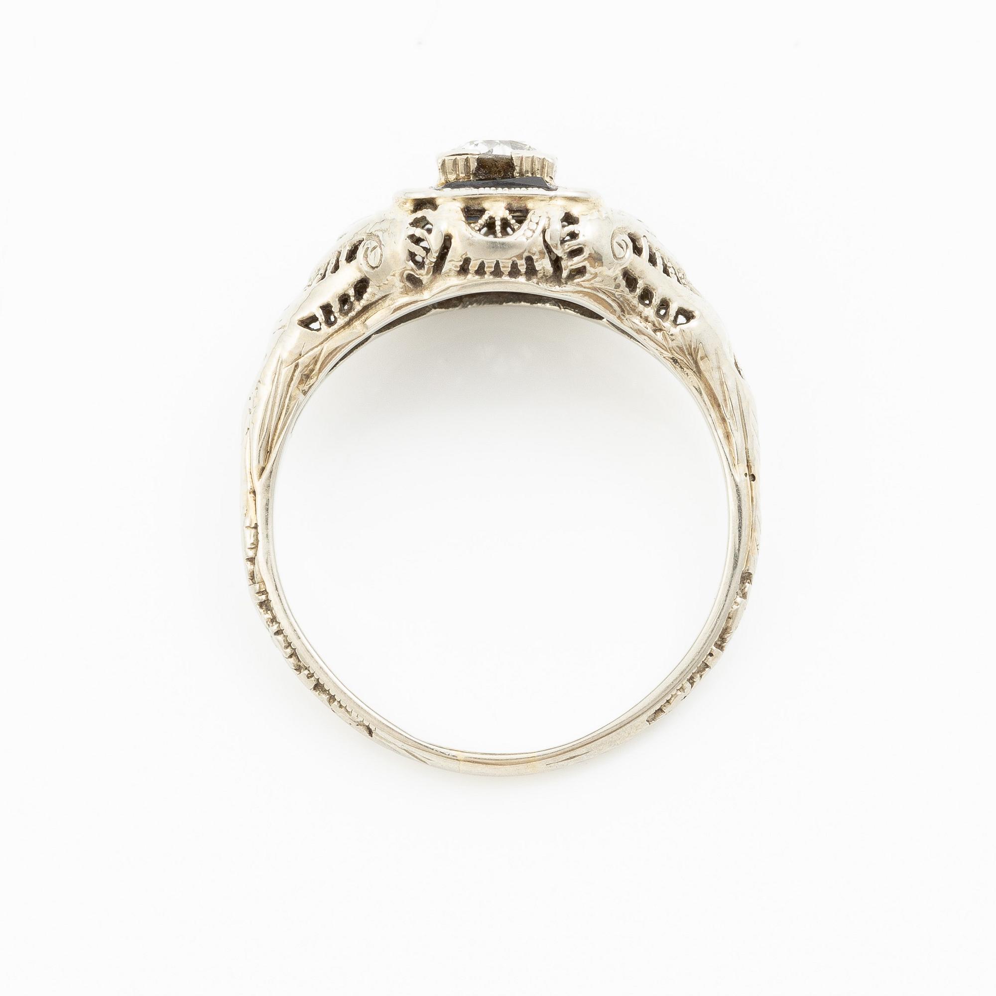 Ring, 18K vitguld med gammalslipad diamant och blå stenar.