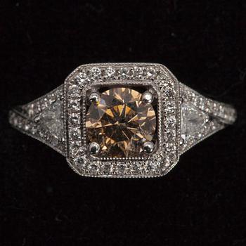 RING, 18K vitguld och diamanter. Champagnebrun mittsten 0.85 ct. Vikt ca 6,0 g. Europa 2000-tal.