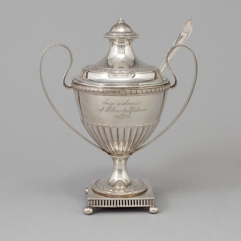 A bowl with a lid and a spoon for sugar, silver. Including CG Hallberg, Stockholm 1900. Total weight 484 grams.