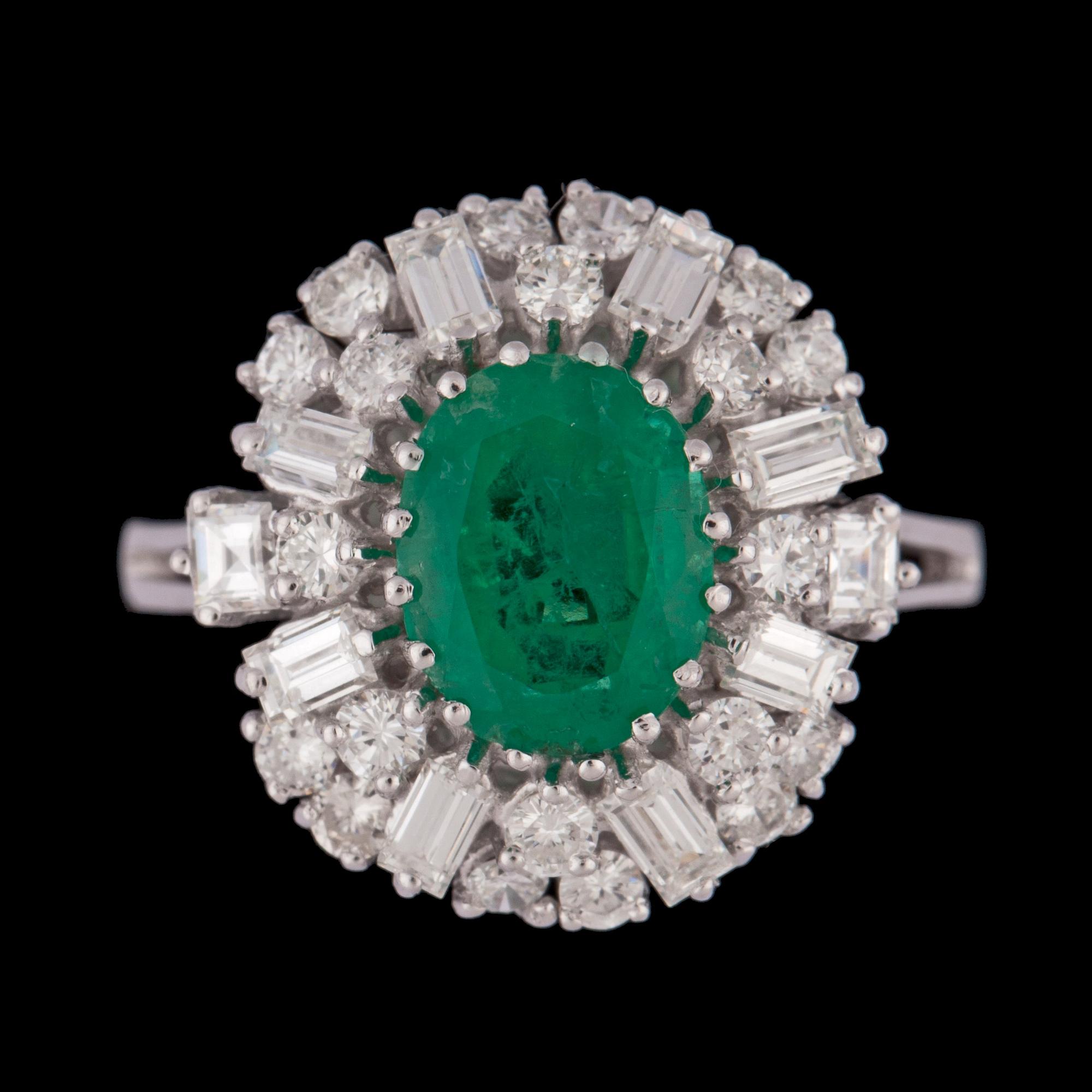 RING, smaragd, ca 2 ct samt baguette- och briljantslipade diamanter, tot. ca 2 cts.
