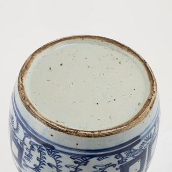 Two lidded urna, and a bowl, porcleain, China, around 1900.