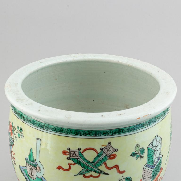 A Chinese famille verte pot, Qing dynasty, 19th century.