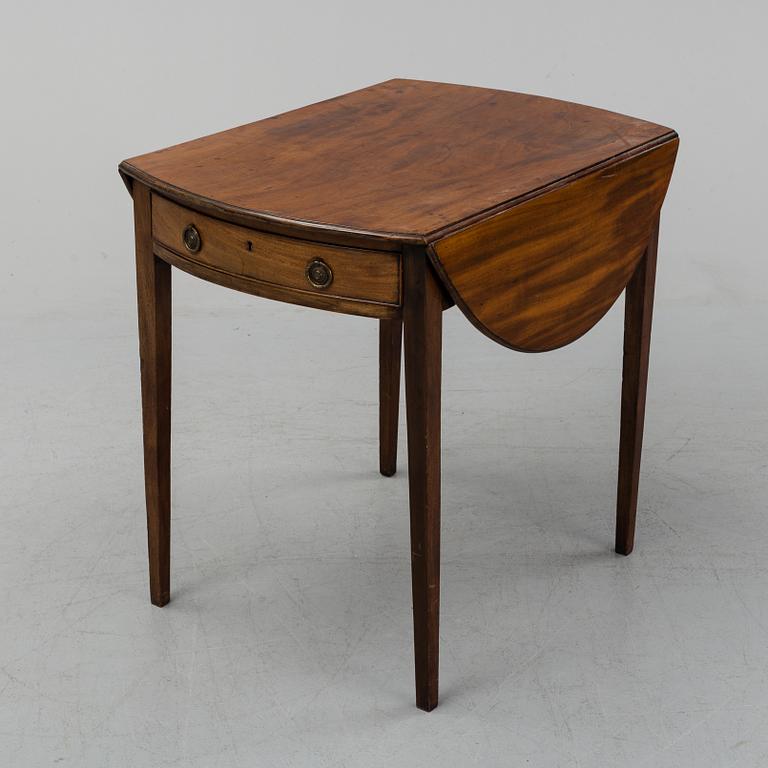 A English Pembroke table, late 19th or early 20th century.