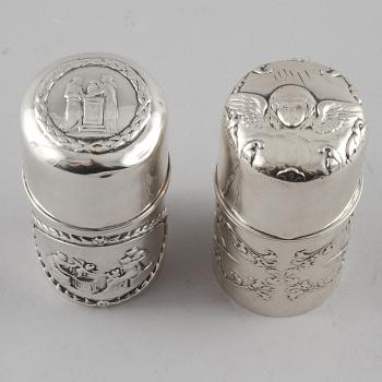 CIGARETTBURKAR, 2 st, silver, William Comyns, London 1902 och 1908.