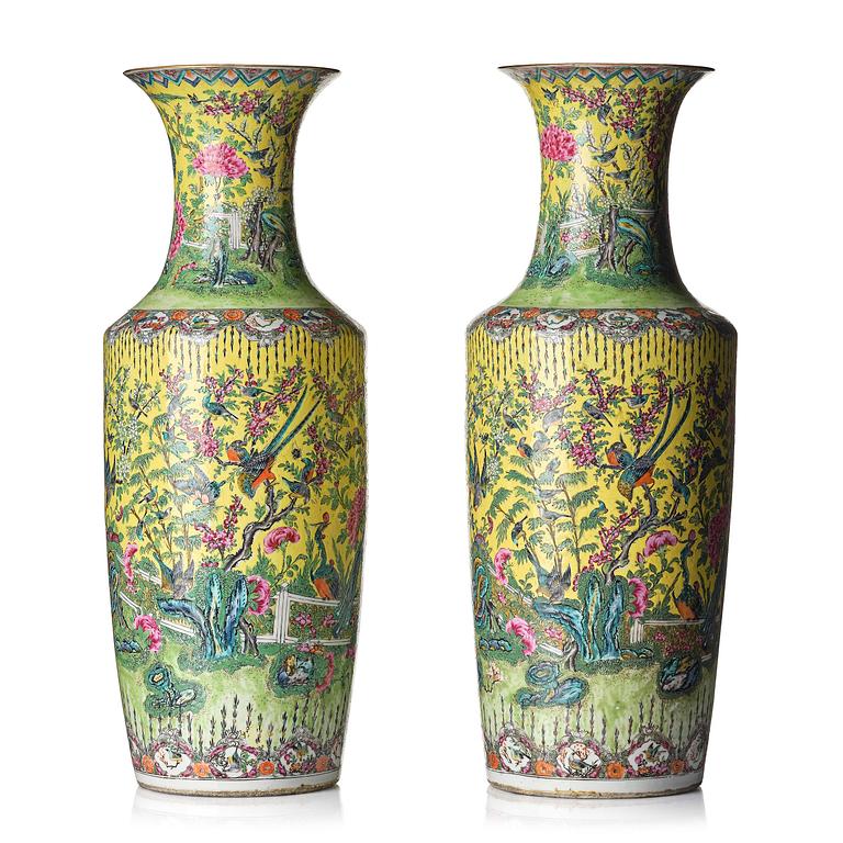 A pair of yellow ground famille rose '100 birds' vases, late Qing dynasty.