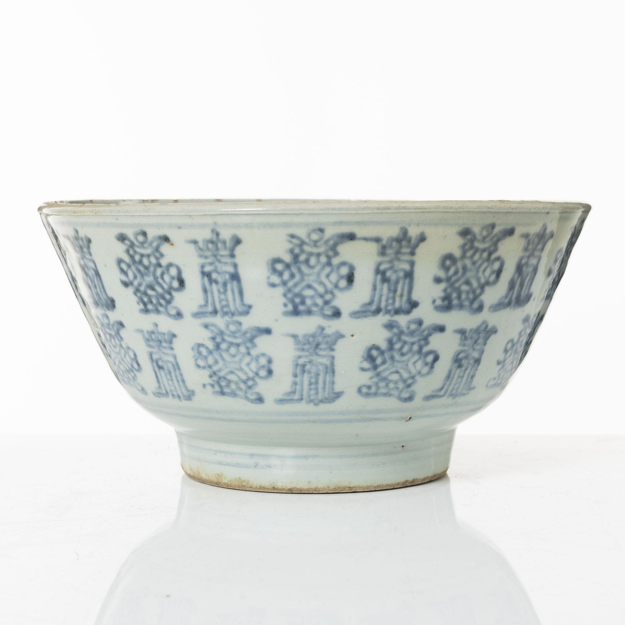 A Southeast Asian porcelain bowl, 19th century.