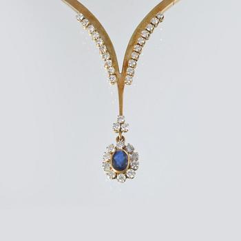 COLLIER, 18K guld med 33 briljantslipade diamanter samt ovalslipad blå safir. Vikt 32,4 gram.
