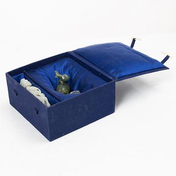 Bälteshake samt amulett och ask, nefrit och sten, Qingdynastin.