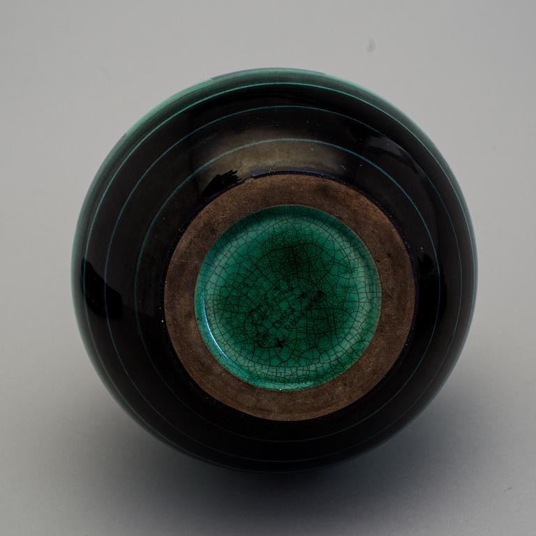 ILSE CLAESSON, "Serie V", skålar 2 st, assietter 7 st, och vas, flintgods. Rörstrand 1930-tal.